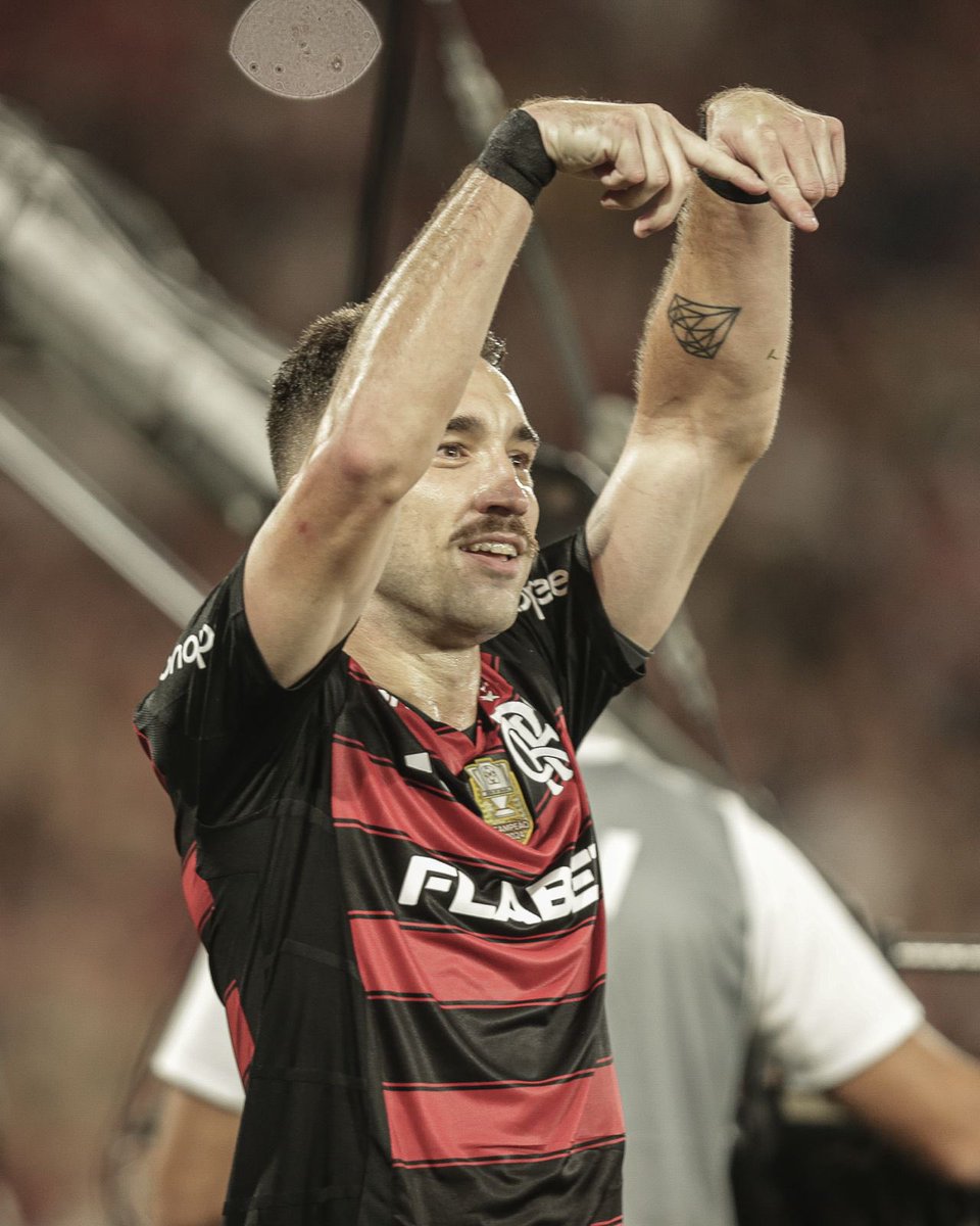 monicaalvesfs's tweet image. DEFESA QUE VENCE JOGO! 🔒

O Flamengo só sofreu 6 gols em 16 partidas no Brasileirão. E tem zagueiro decidindo na frente também: Léo Ortiz garantiu a vitória sobre o Atlético-MG!

Com o resultado, o Mengão volta à liderança com 36 pontos! 👊🔴⚫