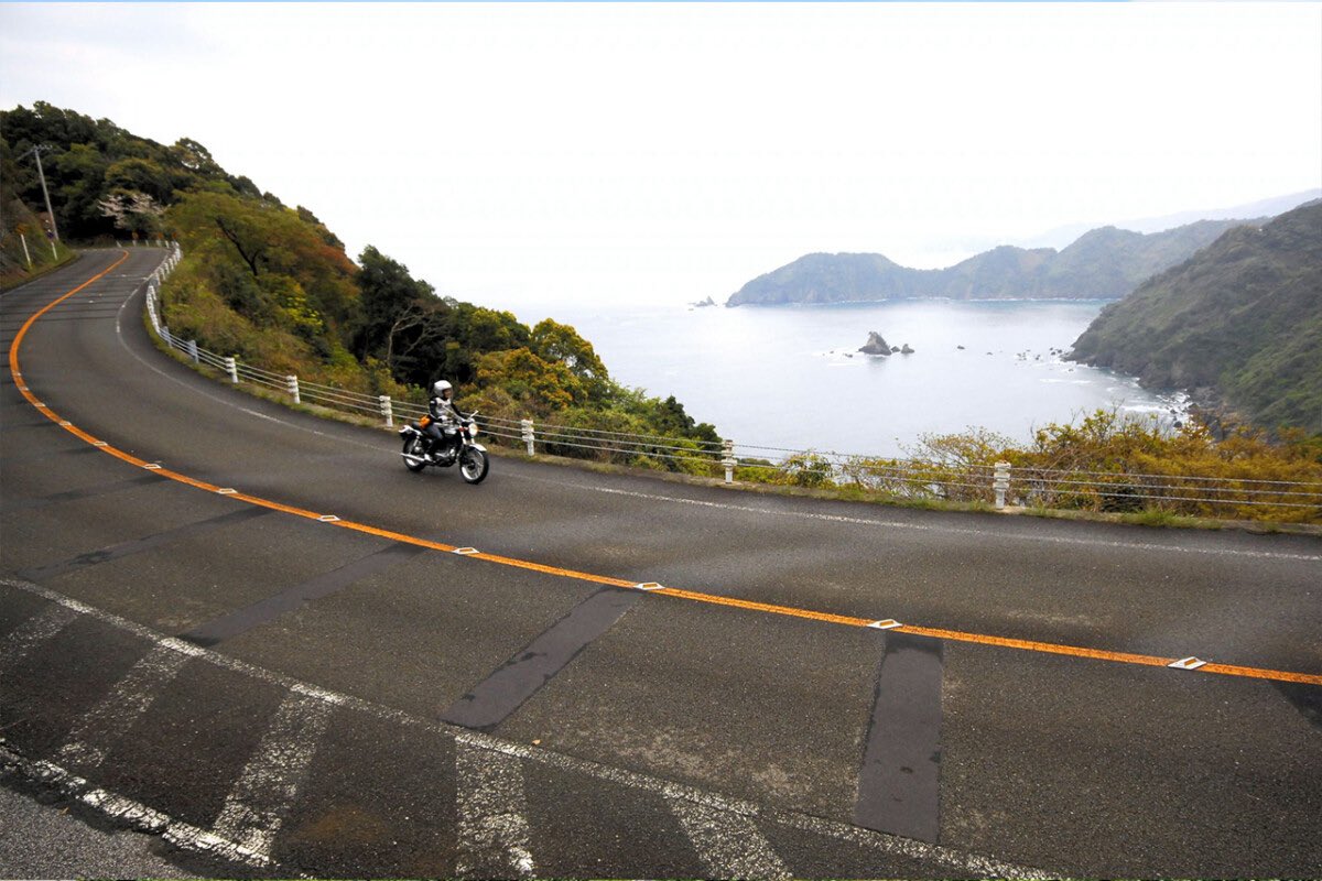 PutiMotor's tweet image. 高知県「横浪黒潮ライン」🏍️
横浪半島を走り、リアス式海岸と太平洋の絶景が楽しめる人気ルート🌊
その両端共が海沿いに位置し、短距離でツイスティに標高を上げ、その後は断崖の尾根を伝うように道が続く。
峠道の楽しさとシーサイドラインの爽快感を、同時に味わえる⛰️
bikejin.jp/bikejin/5242/