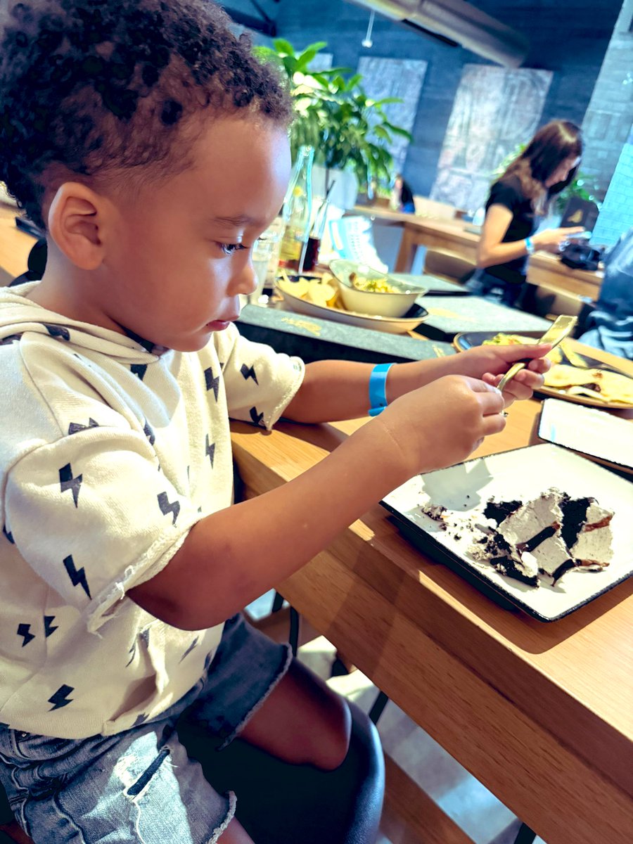MrsCoachRoss's tweet image. Had the best day celebrating the little guy who completes our family! 

He picked donuts for breakfast (of course), hat creek for lunch, and ended his day bowling with his new football family! 

Such a blessing to be his mom. ❤️

Happy 4th Birthday, Deuce!