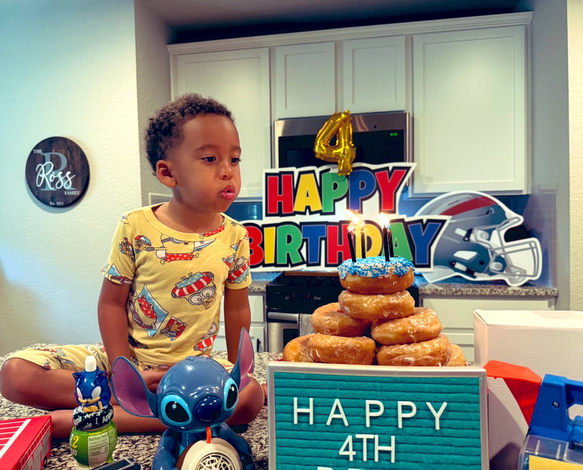 MrsCoachRoss's tweet image. Had the best day celebrating the little guy who completes our family! 

He picked donuts for breakfast (of course), hat creek for lunch, and ended his day bowling with his new football family! 

Such a blessing to be his mom. ❤️

Happy 4th Birthday, Deuce!