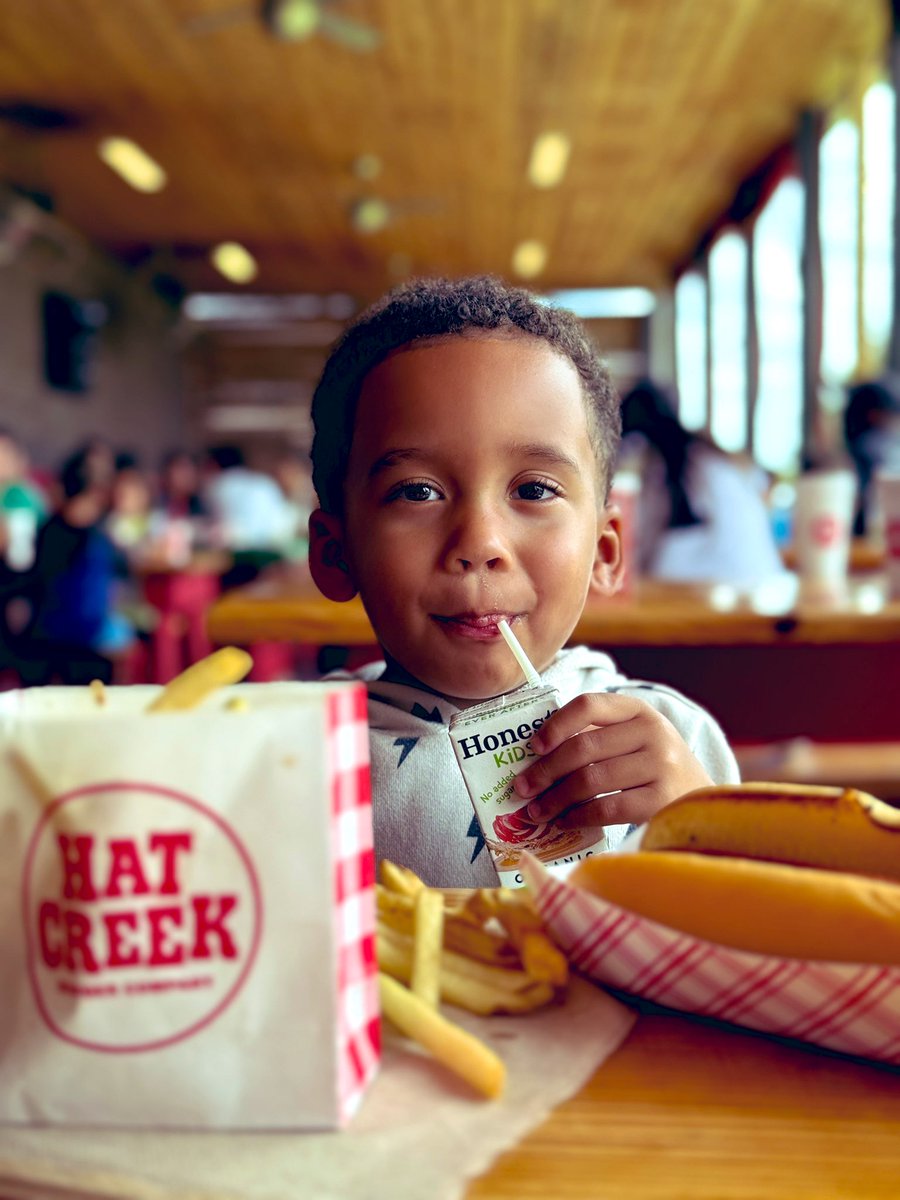 MrsCoachRoss's tweet image. Had the best day celebrating the little guy who completes our family! 

He picked donuts for breakfast (of course), hat creek for lunch, and ended his day bowling with his new football family! 

Such a blessing to be his mom. ❤️

Happy 4th Birthday, Deuce!