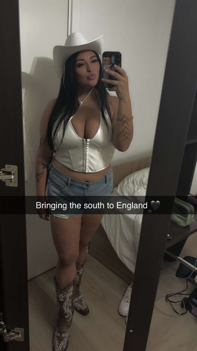 _Cesi_25's tweet image. I just realized I wore this outfit out in London for the year anniversary of Lonely road so fitting😂🖤