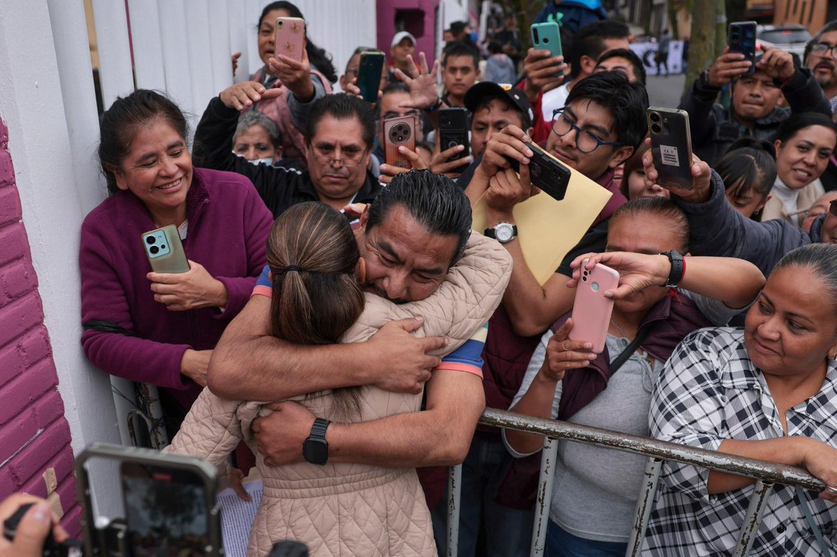 bethcastilloo's tweet image. Hombres y mujeres, de todas las edades, vecinas y vecinos de Tlalpan, le dieron un caluroso recibimiento a la presidenta Claudia Sheinbaum en Tlalpan.
A diez años de hacer gobernado la alcaldía, hoy regresó como la presidenta más querida de toda nuestra historia.
Y se nota.❤️
