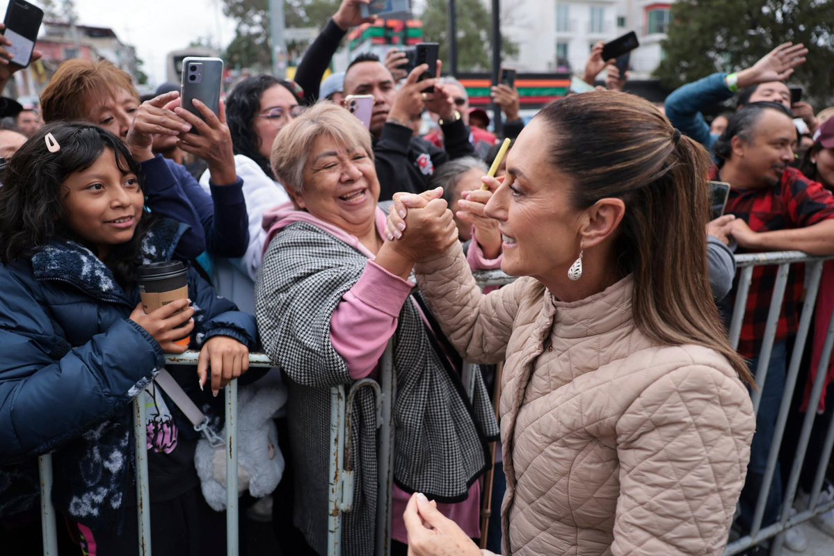 bethcastilloo's tweet image. Hombres y mujeres, de todas las edades, vecinas y vecinos de Tlalpan, le dieron un caluroso recibimiento a la presidenta Claudia Sheinbaum en Tlalpan.
A diez años de hacer gobernado la alcaldía, hoy regresó como la presidenta más querida de toda nuestra historia.
Y se nota.❤️