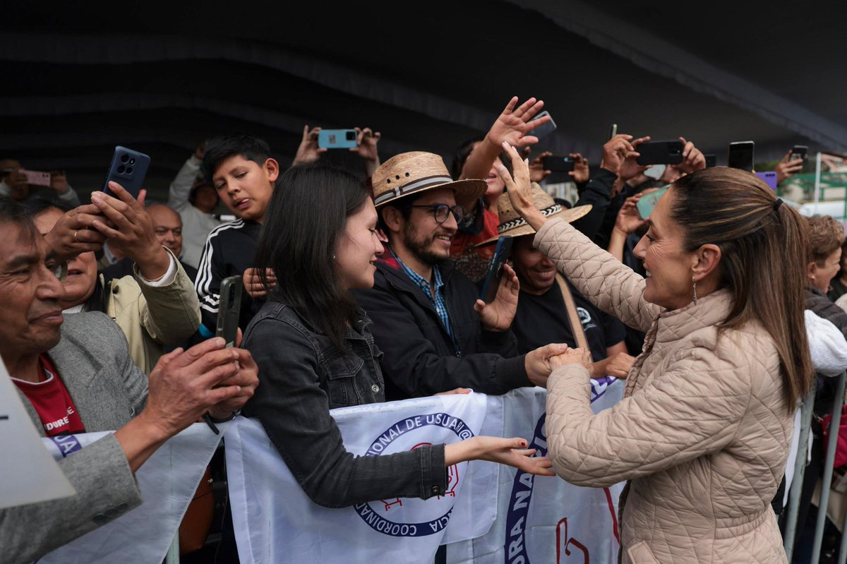 bethcastilloo's tweet image. Hombres y mujeres, de todas las edades, vecinas y vecinos de Tlalpan, le dieron un caluroso recibimiento a la presidenta Claudia Sheinbaum en Tlalpan.
A diez años de hacer gobernado la alcaldía, hoy regresó como la presidenta más querida de toda nuestra historia.
Y se nota.❤️