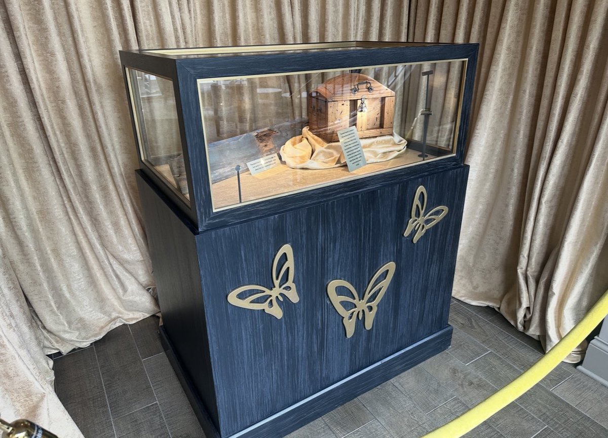 marcusleshock's tweet image. Did you know @DollyParton’s last song is in this box?
This chestnut “dream box” will be opened on Dolly’s 100th birthday, January 19, 2046.
The song is called “My Place In History.” Dolly Parton is the only person who knows the melody and words to the song. The rest of us will…