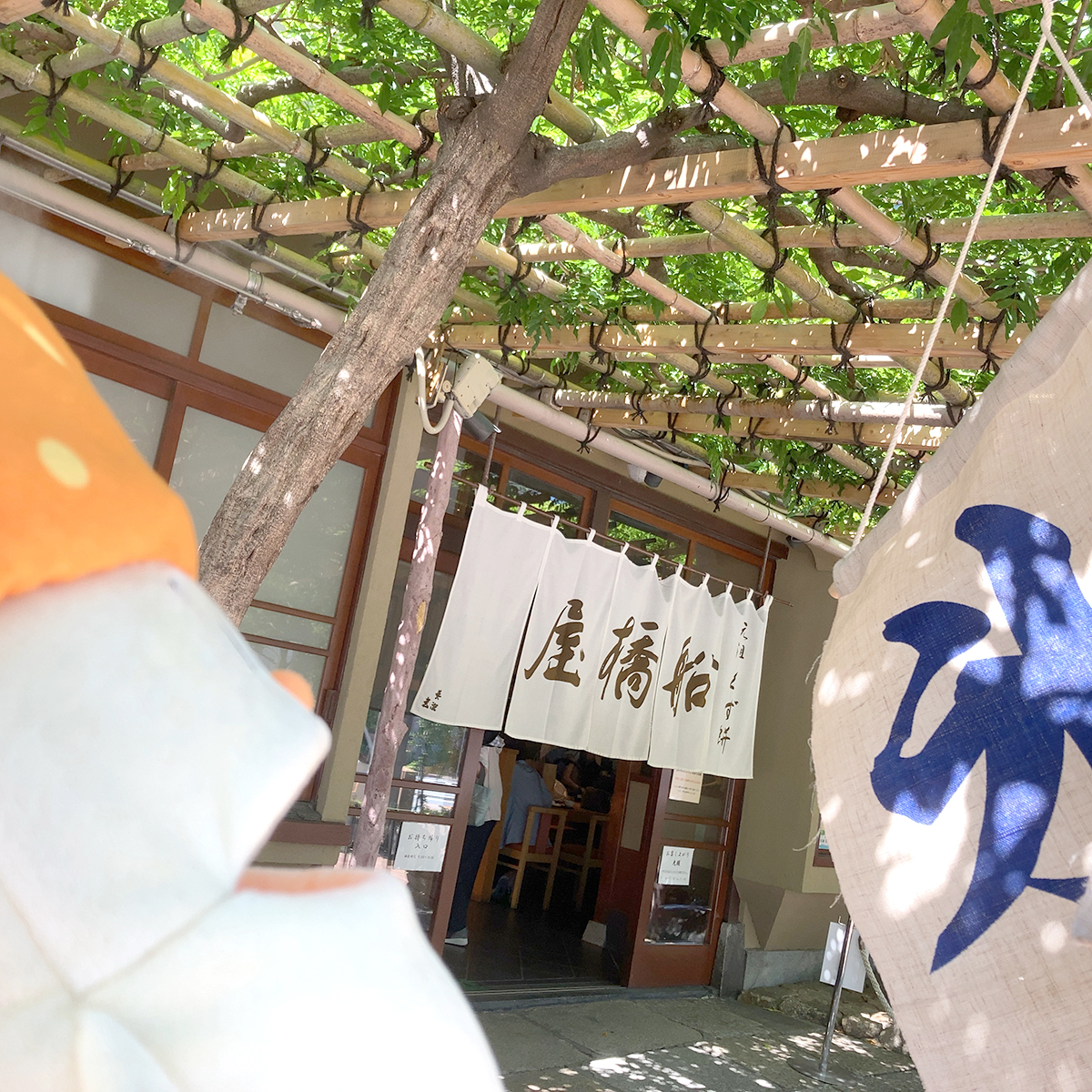 orendikun's tweet image. みんなと一緒に船橋屋さん行けて楽しかった~🛀🐝🐱
船橋屋さんのかき氷は、自分でシロップの量調整出来るから、半分くらい食べてまた追いシロップでずっとウマウマなんだよね~🍧
素敵なお庭で、集合写真パチリしちゃった📷
またみんなで行きたいな~🎵
#ゆるっと企業キャラの集い
#原宿みっころ…