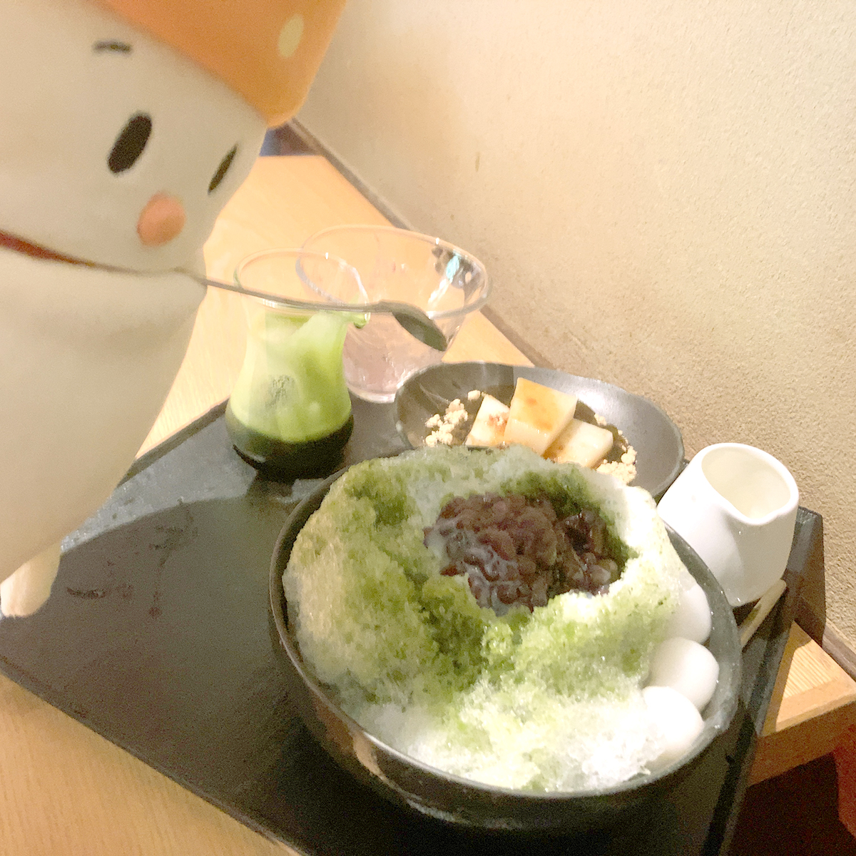 orendikun's tweet image. みんなと一緒に船橋屋さん行けて楽しかった~🛀🐝🐱
船橋屋さんのかき氷は、自分でシロップの量調整出来るから、半分くらい食べてまた追いシロップでずっとウマウマなんだよね~🍧
素敵なお庭で、集合写真パチリしちゃった📷
またみんなで行きたいな~🎵
#ゆるっと企業キャラの集い
#原宿みっころ…