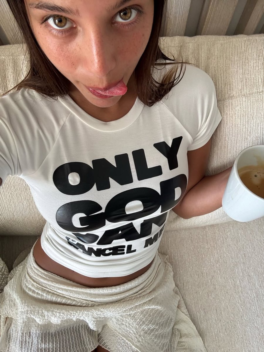 callsmybluff's tweet image. Ella sabe lo que hace.