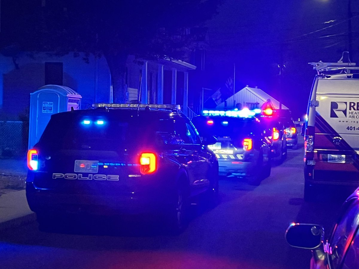 RyanWelchPhotog's tweet image. Warren PD swarmed Brown Street tonight. Crime scene tape is blocking off the yard behind one of these homes.
