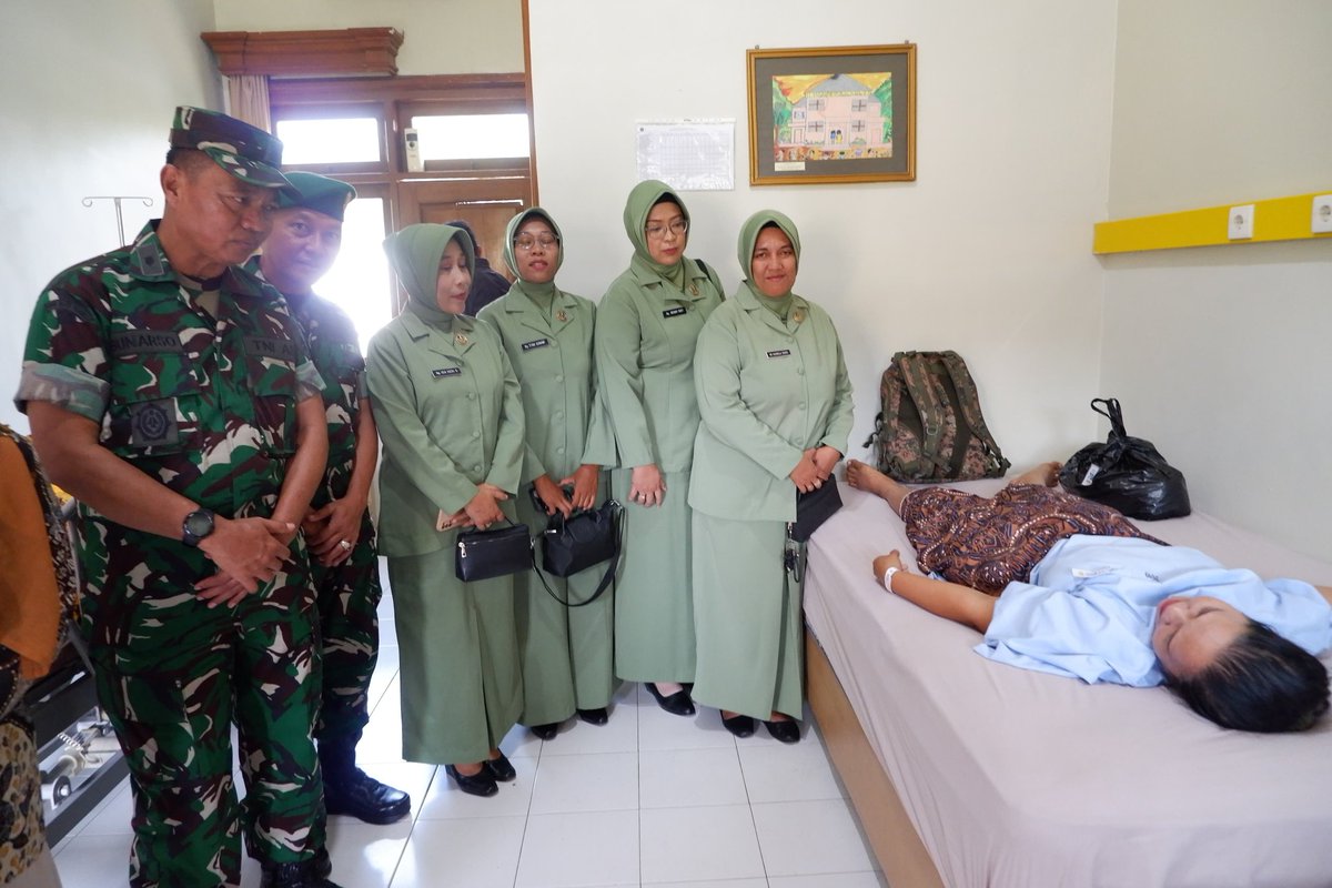 kodim0811_tuban's tweet photo. Wujudkan Keluarga Yang Berkualitas, Kodim 0811/Tuban Gelar Kegiatan Baksos Pelayanan KB Kes MOW
#tni_angkatan_darat
#puspentni
#dispenad
#kodam5brw
#pen_korem082
#tniad
#tniangkatandarat
#tniprima
#profesional
#responsif
#integratif
#moderen https://t.co/4umZj9mNU7