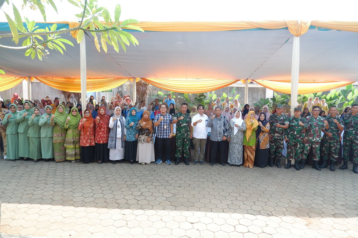 kodim0811_tuban's tweet photo. Wujudkan Keluarga Yang Berkualitas, Kodim 0811/Tuban Gelar Kegiatan Baksos Pelayanan KB Kes MOW
#tni_angkatan_darat
#puspentni
#dispenad
#kodam5brw
#pen_korem082
#tniad
#tniangkatandarat
#tniprima
#profesional
#responsif
#integratif
#moderen https://t.co/4umZj9mNU7