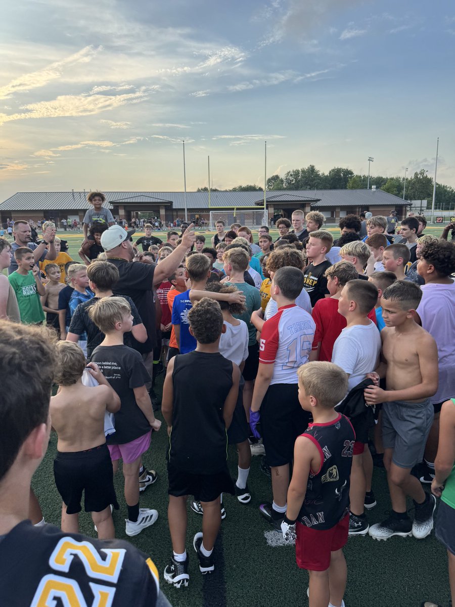 Furthest throw competition ✅
Diving catches ✅
Open field tackling ✅
Three step drops ✅
Handoffs and cuts ✅
Pass drops ✅

And campers left with a free football thanks to Sidney Youth Football!!

What a way to end camp