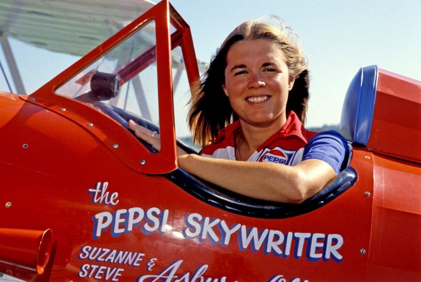 TrailTimeJessie's tweet image. If you have a curious mind about the world we live in, I highly recommend browsing the Smithsonian website.
Here's a cool post about Suzanne Asbury-Oliver. She writes letters in the sky with a plane. She's an Oregon native, too.
si.edu/newsdesk/snaps…