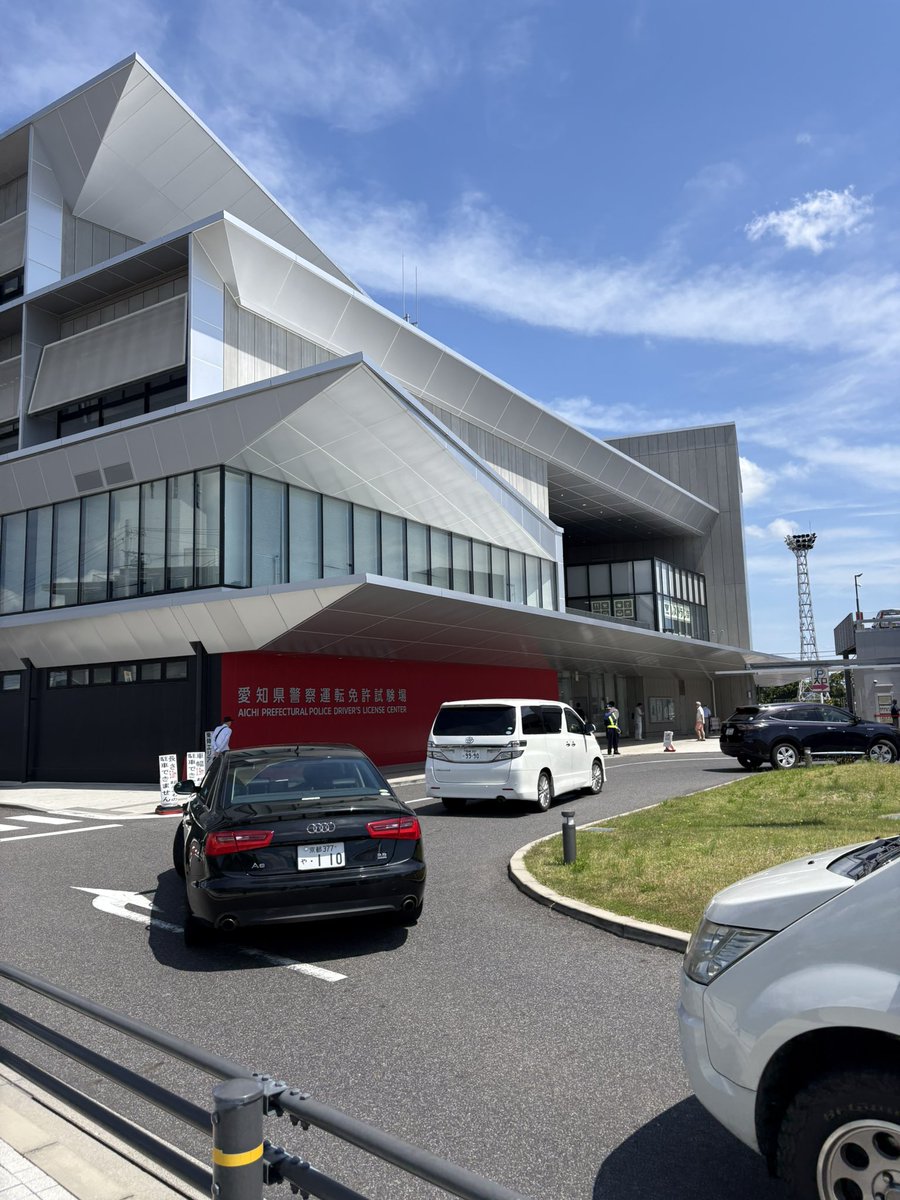 takezeon's tweet image. 相変わらず混んどるな、平日なのに。