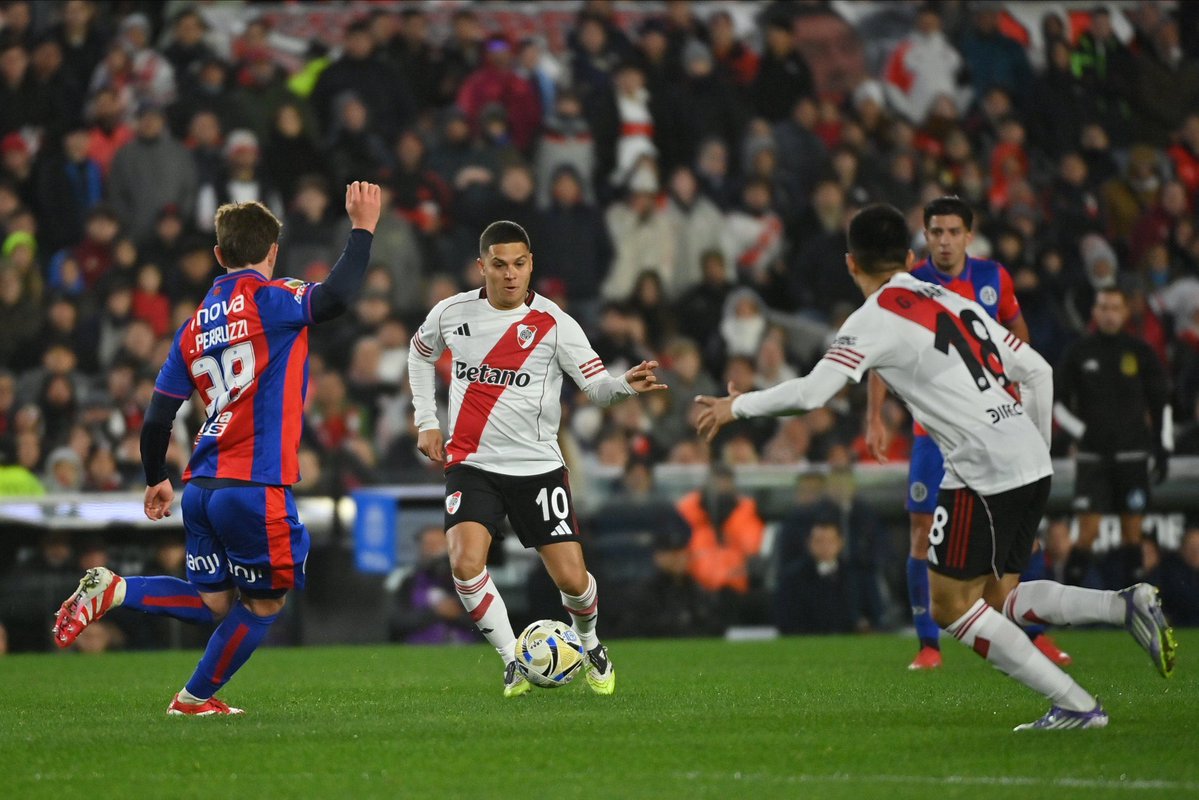 juanbalbi9's tweet image. River empató 0-0 con San Lorenzo en el Monumental. Un nivel inferior al que venía mostrando. Más previsible y menos intenso ante un rival prolijo. Lo condicionó la salida de Salas. Recayó en centros y faltó creatividad, más allá del ingreso de Juanfer. Mucho margen de mejora.
