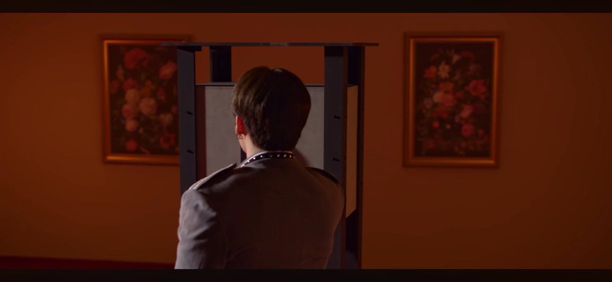 cocannut2's tweet image. if they filmed back door today these paintings in the background would be hyunjins own art