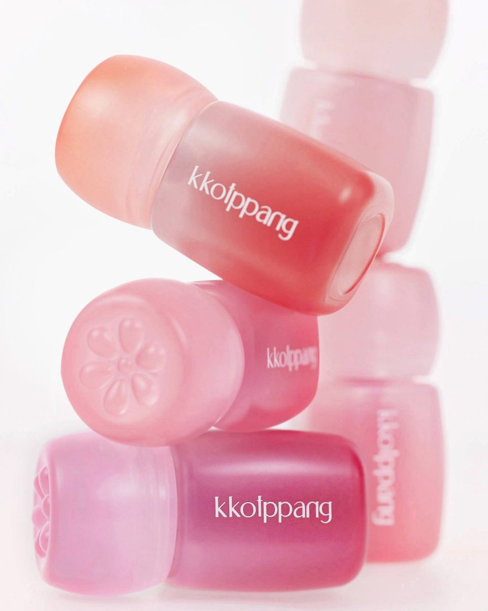 lipsjp's tweet image. 韓国のプチプラコスメブランド「コッパン」から「ピネローズブラーティント」が登場❣️
薔薇の多彩な美しさがコンセプトになっていて、花びらのように軽くて柔らかな塗り心地なんだって💓
キャップ部分がお花モチーフになっていてカワイイ🌹✨
全5色がお目見え🎀
7月28日(月)Qoo10にて発売中💡
