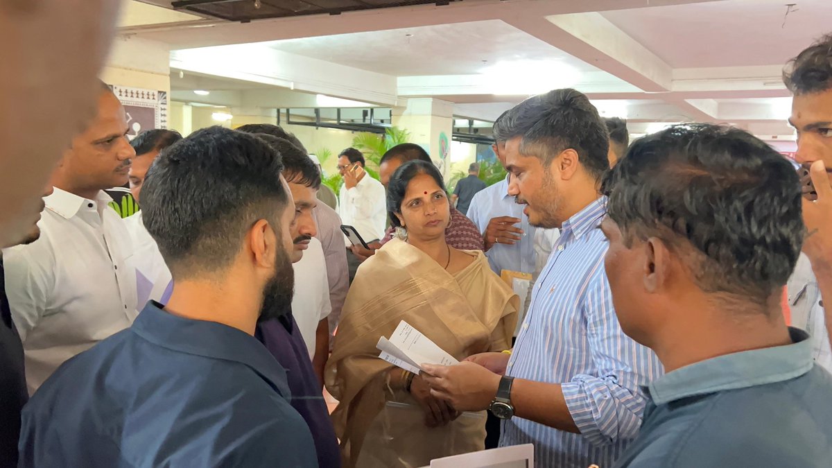 RRPSpeaks's tweet image. पुण्यात वारजे इथं भेटीसाठी आलेल्या नागरिकांच्या विविध अडचणी समजून घेऊन त्या सोडवण्याचा प्रयत्न..
