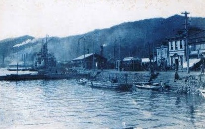 ⑨明治末期から大正期、潮江地区に埋め立てで造られた広い岸壁の桟橋は、昭和初期の高知市の発展に伴い工業物資などの貨物取扱量が増加。昭和2年、浦戸湾が重要港湾に指定され、本格改修で昭和18年には3,000トン級の船の出入りが可能に。なお、昭和13年に浦戸港は高知港と改称。 #高知港 #明治 #昭和