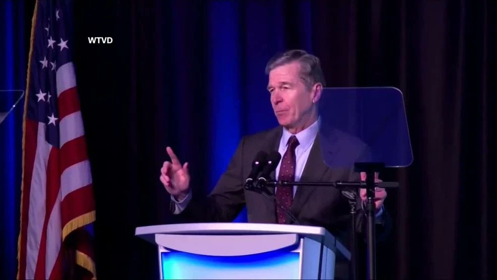 KABBFOX29's tweet image. 'I'm not sitting down, am I?': Roy Cooper hints at 2026 candidacy at Democratic fundraiser.
bit.ly/4f5kl1W