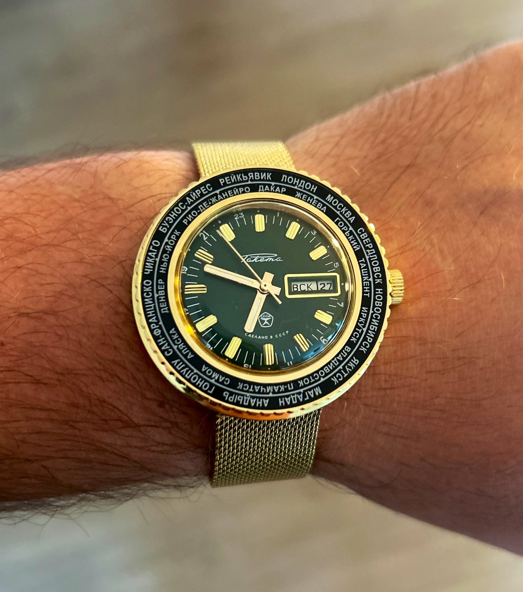 IlyanMuskov's tweet image. The Raketa “Cities” (Города) watch, made in the USSR from the 1970s to 1980s, features a rotating bezel with 24 world cities to track time zones. Align a city with the hour hand to approximate time differences. Vintage charm, 2628.H movement. ⌚ #Raketa #Города