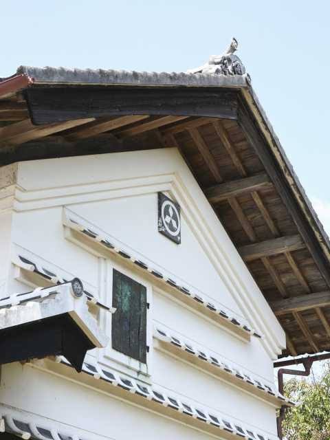 【明治以降】

⑧明治3年（1870）、明治維新の新動向に伴い、山内家の迎賓館だった開成館は外来客接待専用の寅賓館に改称。坂本龍馬の海援隊の志を継ぐ土佐商会は九十九商会となり、社長・岩崎弥太郎は藩船を借用して神戸や東京方面の海運業に進出。これが現在の「三菱」の礎に。 #三菱 #岩崎弥太郎