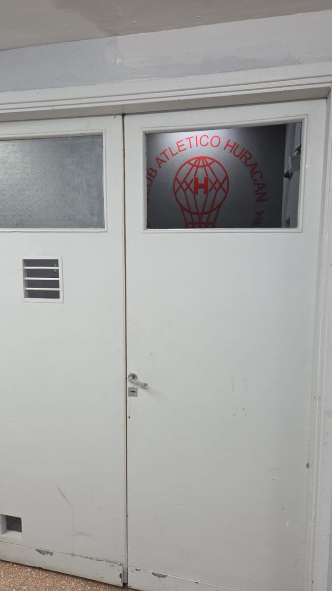 AdriSanchez32's tweet image. Así quedó el vidrio que rompió Merentiel en el vestuario.