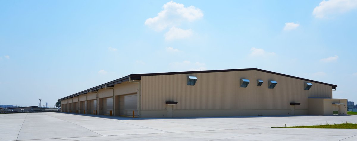 USACEJapan's tweet image. JEDの横田工事監理事務所が建設に関わった、米空軍横田基地の飛行場損傷修復ユニットをご紹介します。
この建物の中には飛行場が損傷した場合の修復に必要な工具や重機が格納されています。
私たちUSACE JEDは、米軍の航空戦力も支援しています。
#JED #USACE #米陸軍工兵隊