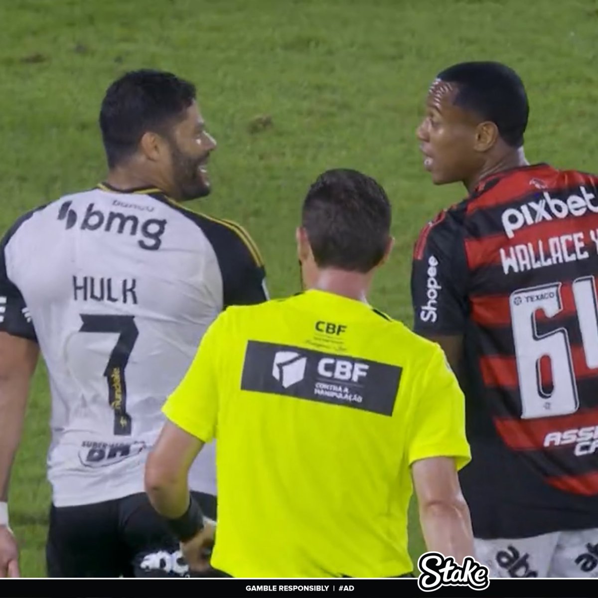 RenanFlamengo's tweet image. Wallace Yan, psicopata da bola.
O mlk deixa sempre os adversários malucos e entra inflamando o time.