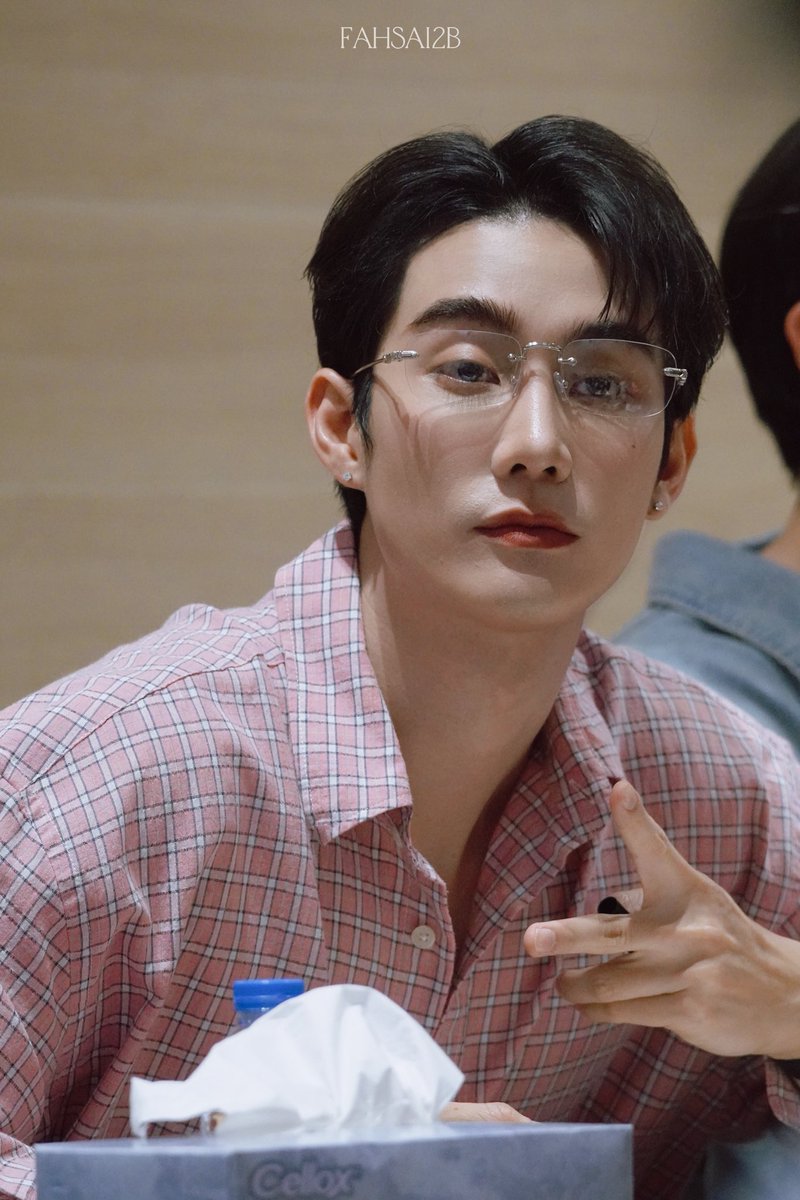 fahsai2b's tweet image. ˚ ༘♡ #FahsaiMM ♡ ༘˚

หนุ่มแว่นคนโปรด 🧡

#มหกรรมนิยายนานาชาติ2025xFB 
*•.¸♡ #fforce_ ୨ @fforcejs ♡¸.•*