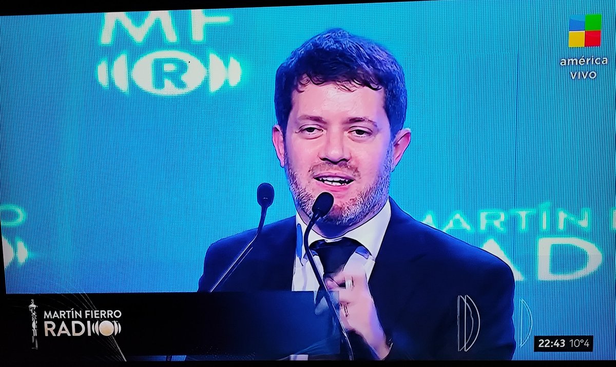 tyler_think's tweet image. I ORTELLI, ganador muy merecido del premio MARTIN FIERRO,dijo q hoy el periodismo es atacado = q c el anterior gobierno, y q el fue atacado x el KIRCHNERISMO x su trabajo en CLARÍN Dijo también:
Nuestra función es hacer periodismo y no militancia.
Felicitaciones @ignacioortelli