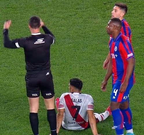 juanbalbi9's tweet image. 🚨 Maximiliano Salas en principio tiene un esguince de rodilla izquierda. Mañana se hará estudios para tener un panorama más preciso. Se espera el parte médico oficial de River.