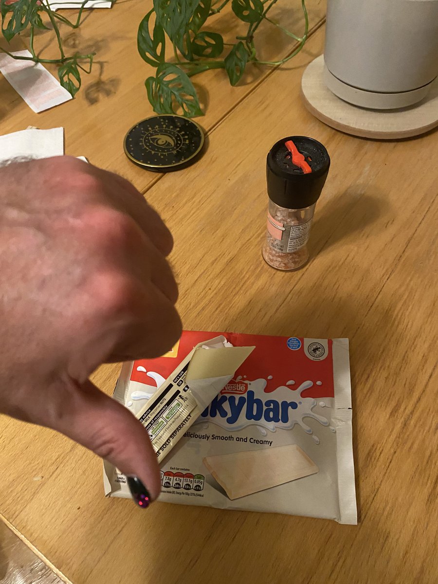 Fl0kky1's tweet image. After I said fuck white chocolate someone said it’s because I haven’t had British white chocolate. Well, I had this fucking oi bruv ass “chocolate” and it tastes like it came freshly squeezed right from the queen’s minge