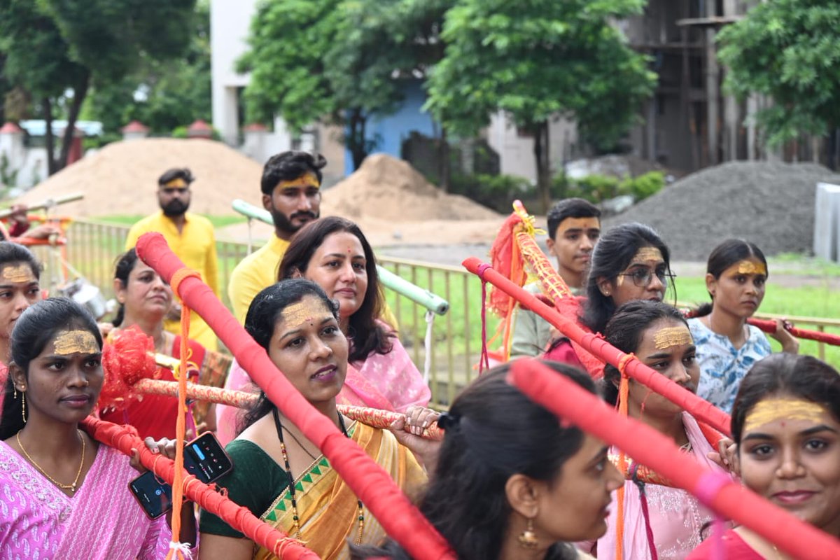 DRPANKAJBHOYAR's tweet image. आज पहिला श्रावण सोमवार निमित्त वर्धा येथे पार पडलेल्या कावड यात्रेत सहभागी होऊन महादेवाचे दर्शन घेतले.
श्रावण महिन्यातील हा भक्तिभावाने भरलेला दिवस भक्तांसाठी अत्यंत महत्त्वाचा असतो. हर हर महादेव!
🙏🚩🕉️
#श्रावणसोमवार #कावडयात्रा #हरहरमहादेव #वर्धा #महादेवभक्ती