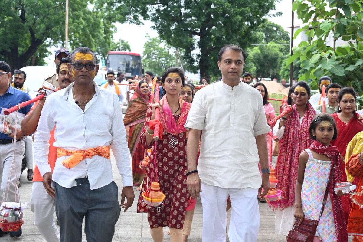 DRPANKAJBHOYAR's tweet image. आज पहिला श्रावण सोमवार निमित्त वर्धा येथे पार पडलेल्या कावड यात्रेत सहभागी होऊन महादेवाचे दर्शन घेतले.
श्रावण महिन्यातील हा भक्तिभावाने भरलेला दिवस भक्तांसाठी अत्यंत महत्त्वाचा असतो. हर हर महादेव!
🙏🚩🕉️
#श्रावणसोमवार #कावडयात्रा #हरहरमहादेव #वर्धा #महादेवभक्ती