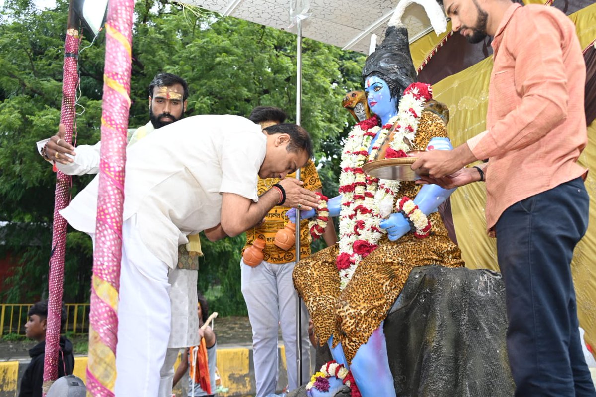 DRPANKAJBHOYAR's tweet image. आज पहिला श्रावण सोमवार निमित्त वर्धा येथे पार पडलेल्या कावड यात्रेत सहभागी होऊन महादेवाचे दर्शन घेतले.
श्रावण महिन्यातील हा भक्तिभावाने भरलेला दिवस भक्तांसाठी अत्यंत महत्त्वाचा असतो. हर हर महादेव!
🙏🚩🕉️
#श्रावणसोमवार #कावडयात्रा #हरहरमहादेव #वर्धा #महादेवभक्ती