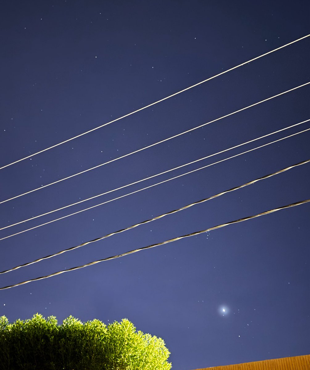 لو حبت النجمة نهر
طاحت على صدره سنا 
إن مرت الغيمة قهر
وإن هبت النسمة قهر 
ولو رمى طفل حجر
عكر مواعيد الهنا
❣️