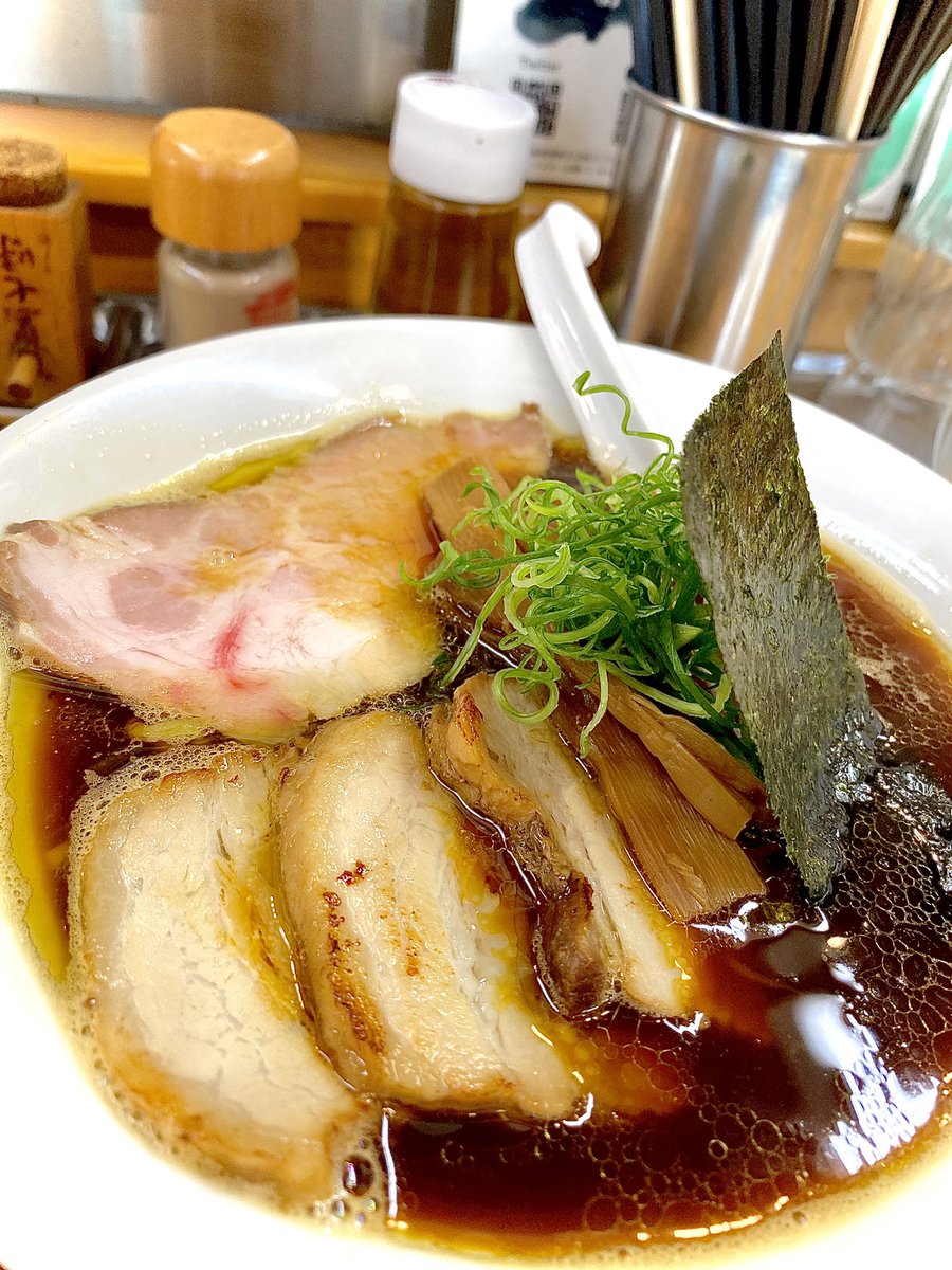 redcentx's tweet image. 中華そば 喜富（きふ）

醤油そば 細麺

うままろちょめめのうまーみん！！！
こだわりの7種のブレンド醤油が光る一杯！
じんわりとした表情もあればキリッとした表情も覗かせる！節がまた全体を包み込んでいい仕事！今の時代に珍しいいい一杯ですね！
ご馳走様でした！

#ラーメン
#大塚