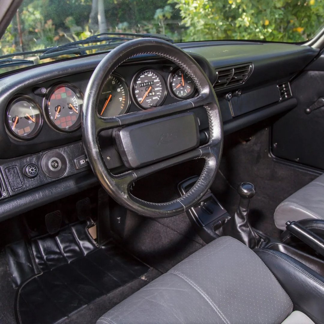 Bringatrailer's tweet image. This 1992 Porsche 911 Carrera RS shows ~29k miles, and it's listed now on BaT!
bringatrailer.com/listing/1992-p…