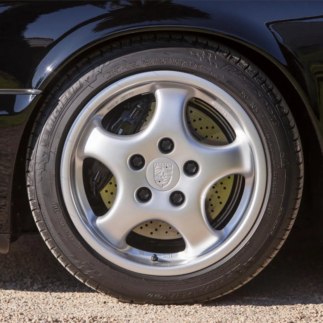Bringatrailer's tweet image. This 1992 Porsche 911 Carrera RS shows ~29k miles, and it's listed now on BaT!
bringatrailer.com/listing/1992-p…