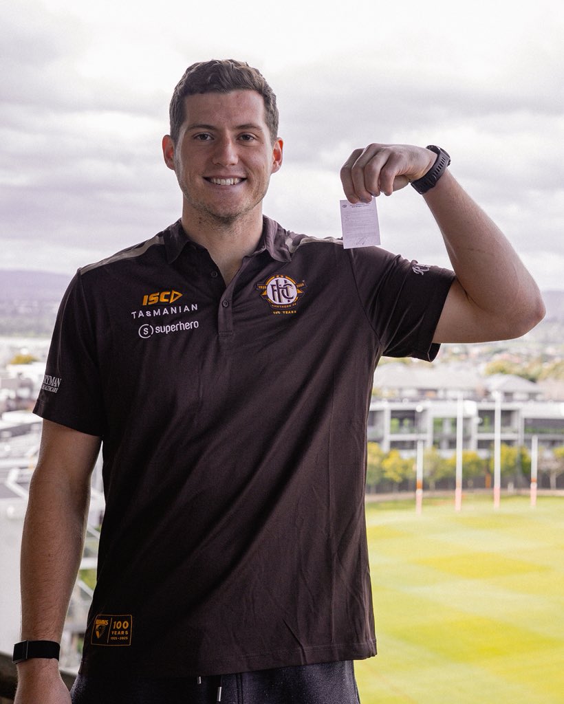 HawthornFC's tweet image. A4 sized contract, he is just built like that 📝 #4years