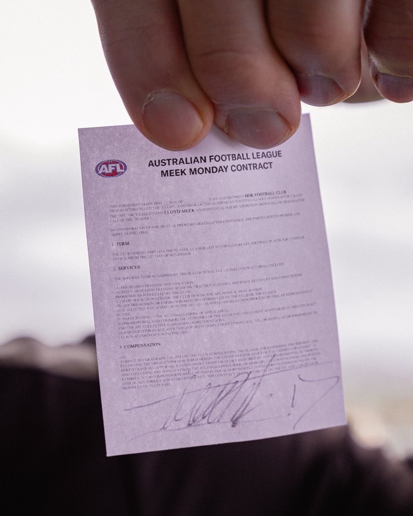 HawthornFC's tweet image. A4 sized contract, he is just built like that 📝 #4years