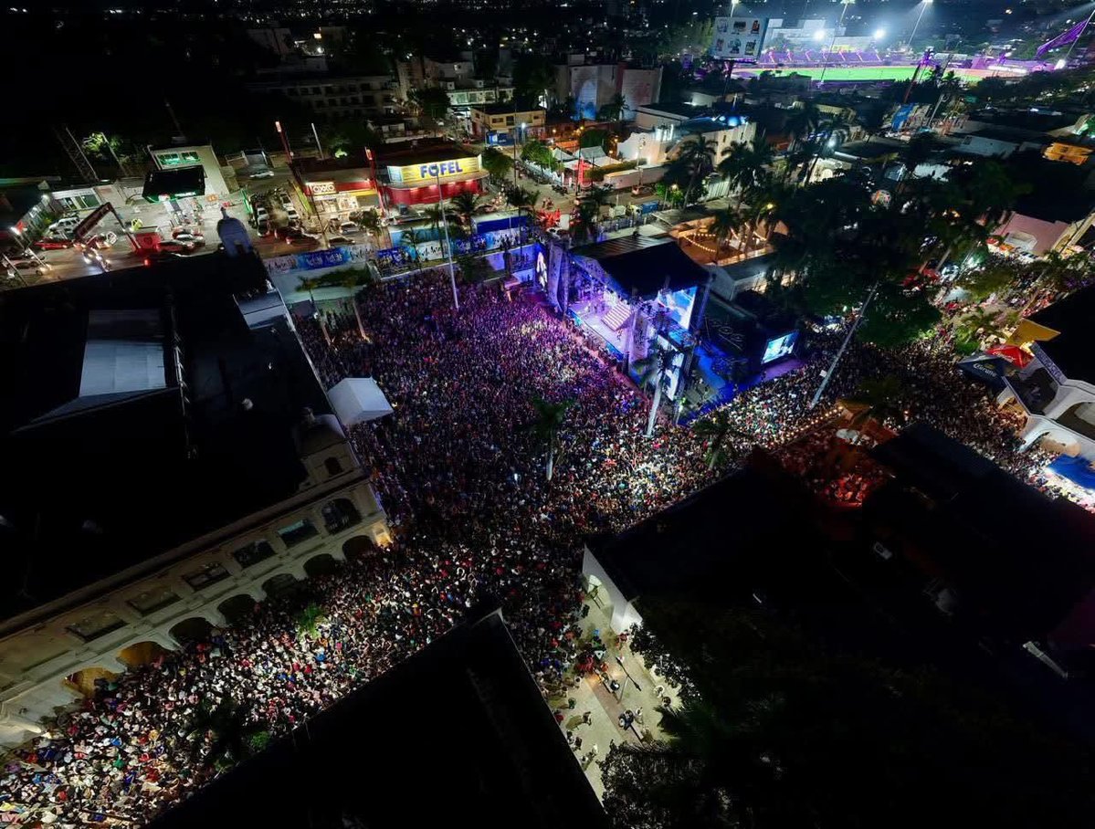 libertadbailala's tweet image. Llenó hasta en las calles, literal reina de Veracruz