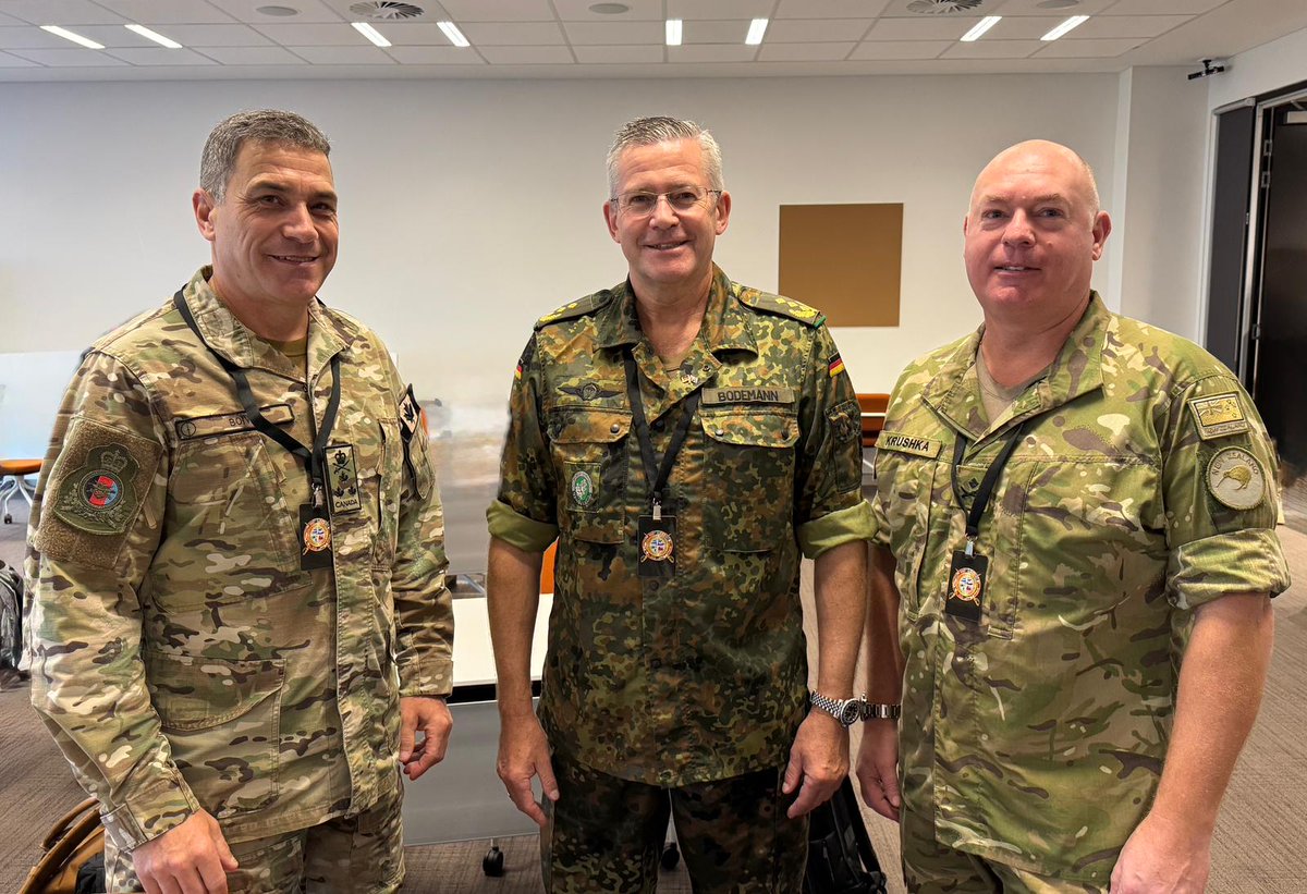 GermanyInOz's tweet image. 🇨🇦🇩🇪🇳🇿 Wrapping up #TalismanSabre2025 in true team spirit!
🇩🇪 LTGEN Bodemann joined 🇨🇦 LTGEN Boivin & 🇳🇿MAJGEN Krushka for the Commanders Joint Operations Conference in Darwin — a powerful show of unity, readiness & commitment in the Indo-Pacific. 🌏💪
#Bundeswehr