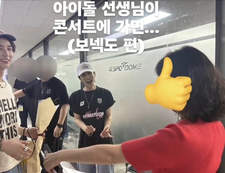 riwoo_is_on_top's tweet photo. 애들 영어쌤 칭찬도장 들고 앙콘 오셨었엌ㅋㅋㅋㅋㅋ
단체사진에서도 칭찬스티커는 태산이가 들고있네 칭찬조아고냥이 https://t.co/40442JcDzE