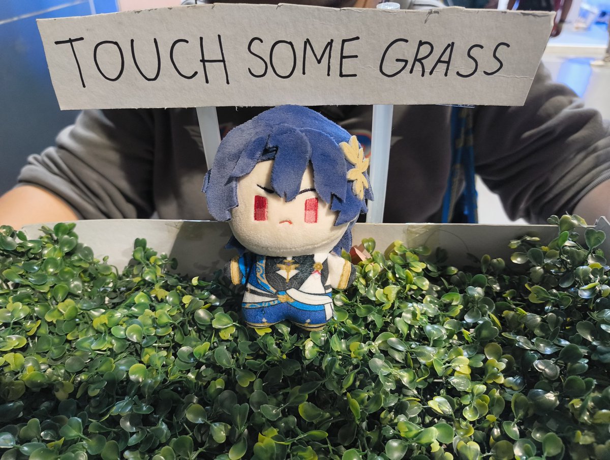 tsokolatesea's tweet image. DR. RATIO IS TELLING YOU TO TOUCH GRASS! 🫵
(thank u to the person who brought the touch grass box in hoyofest ph!)