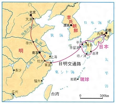 【中世の土佐国の海運】

③室町時代、明との貿易で細川氏や堺商人の船は、瀬戸内海を抑えた大内氏らを避け、土佐沖の南海航路を開拓。浦戸や坊津を寄港地に。日本最古の海事法規『廻船大法』に浦戸の篠原孫左衛門らが署名し、浦戸港は南海航路の要衝として活躍しました。