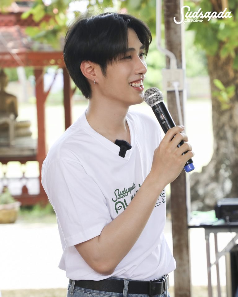 TLEOFFICIALTH's tweet image. คนหล่อขอทำดี ปี 18 เก่ง-น้ำปิง และ เติ้ล-เฟิร์สวัน กับภารกิจครูผู้ช่วยที่พะเยา
#คนหล่อขอทำดีปี18xDMD
#TLE_mtm #เติ้ลเฟิร์สวัน
🔗 : sudsapda.com/top-lists/3358…
เติ้ล : พอได้มาเจอบรรยากาศแบบนี้ เราแฮปปี้และเอนจอยมากๆ น้องๆ น่ารักทุกคน ได้ถามน้องๆ เหมือนกันว่าโตขึ้นอยากเป็นอะไร น้องๆ…