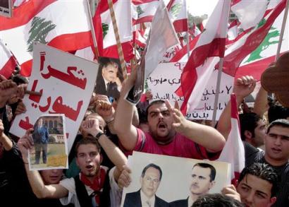 O_Apologetics's tweet image. #Hezbollah has a problem with #Syria occupying #Lebanon now because it's ruled by Sunnis.
They had no problem with Syria occupying Lebanon when #Assad was in power; in fact, they protested so that they don't withdraw from Lebanon.
Do not be fooled.
They are hypocrites.